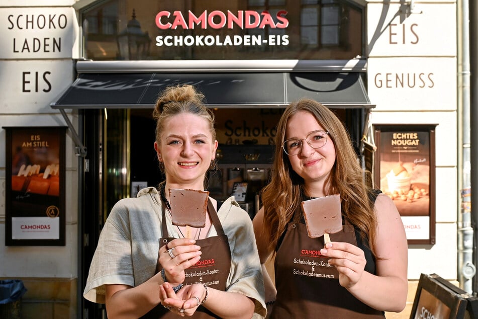 Leoni (l.) und Alexa (beide 21) mit dem ikonischen Eis am Stiel.