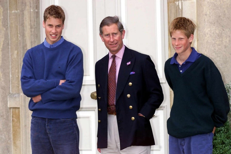 Prinz George sieht seinem Vater (ganz links) in jungen Jahren immer ähnlicher!