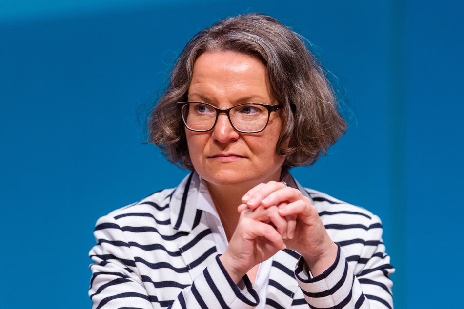 Ministerin Scharrenbach soll zu Flut-Katastrophe Rede stehen - tut sie aber nicht