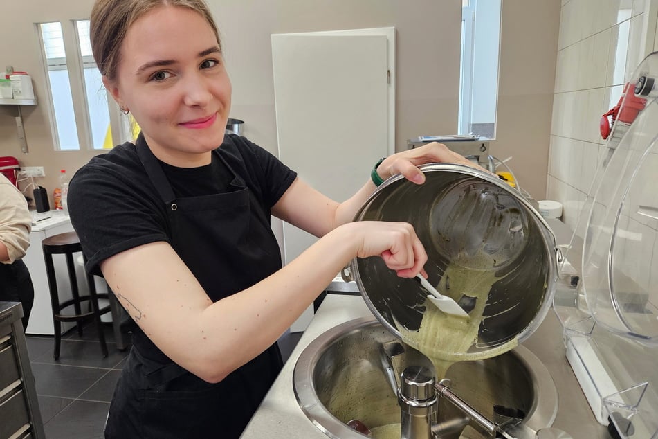 Mitarbeiterin Sofia Zarko (25) vermengt die Zutaten für das Pistazien-Schokoladeneis.