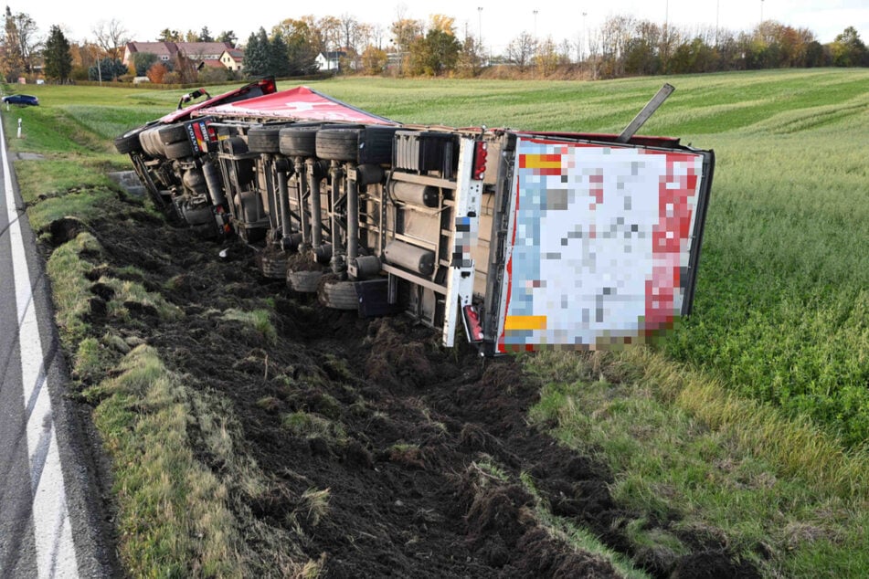 Der Sattelzug blieb auf der Seite liegen.