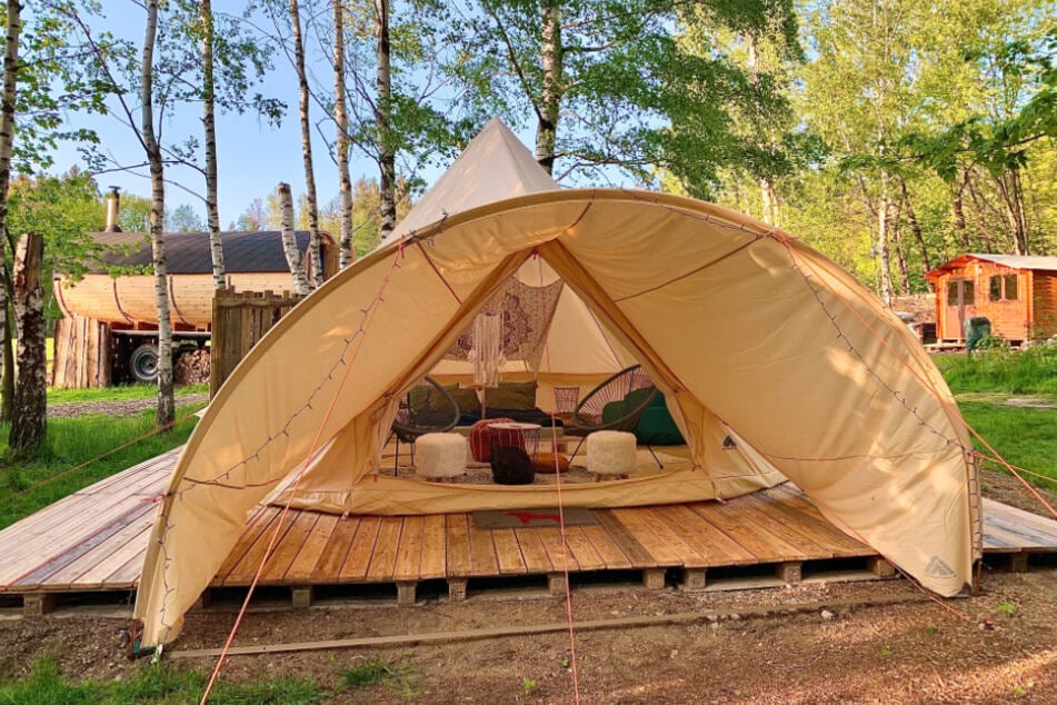 Sascha Winkler möchte auch Übernachtungsmöglichkeiten im Wald anbieten - vielleicht sogar in solchen Zelten.