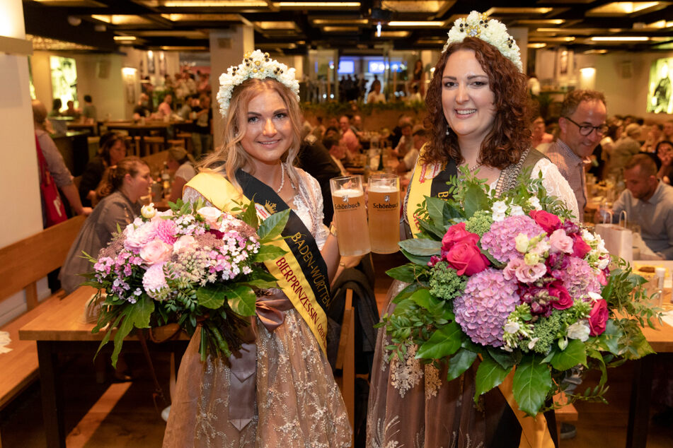 Die neu gewählte "Baden-Württembergische Bierprinzessin" Nina Witzemann (l.) steht neben der frisch gekürtern "Baden-Württembergische Bierkönigin" Irina Hansmann (31).