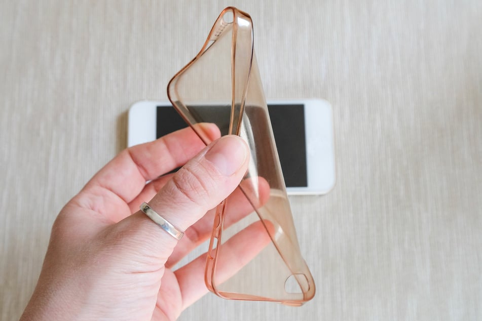 Light-colored and transparent mobile phone covers made of silicone can turn yellow over time.