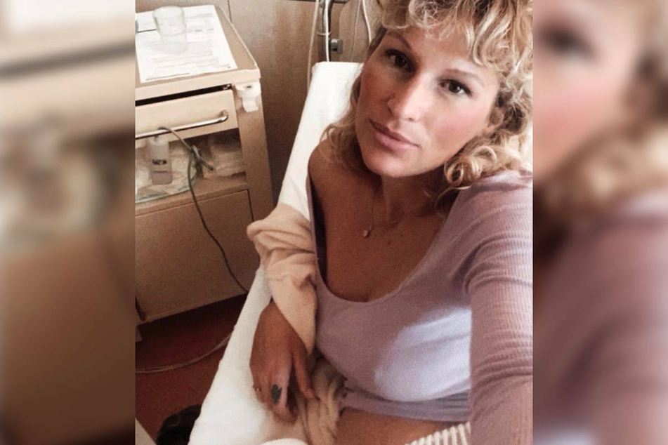 Janni Hönscheid (30) meldet sich bei Instagram mit einem Foto vom Krankenbett. Die Frau von Peer Kusmagk musste Mitten in der Nacht einen Rettungswagen rufen.