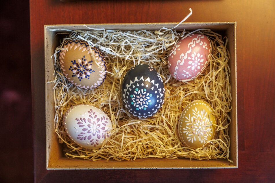 Diese fünf kunstvoll verzierten sorbischen Ostereier nahm die Generalkonsulin als Geschenk entgegen.