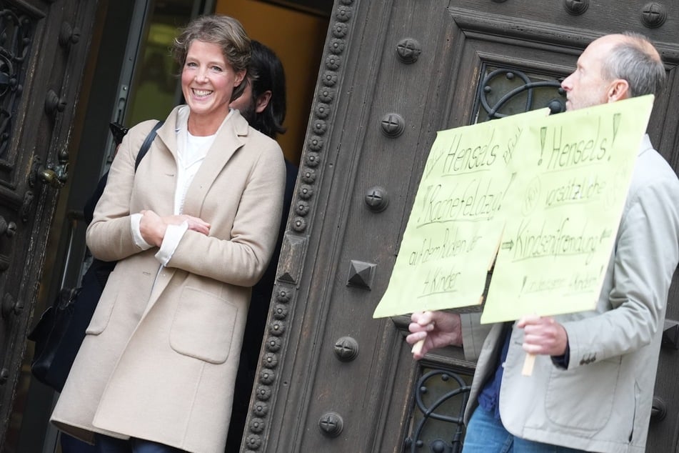 Christina Block (l.) verlässt das Strafjustizgebäude nach Ende von Prozesstag 18. Der Prozess wird am 29. Oktober 2025 fortgesetzt.