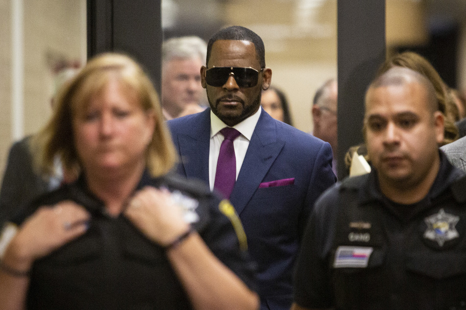 Rapper Robert Sylvester "R." Kelly (54) soll einst auch einen 17-Jährigen sexuell missbraucht haben.