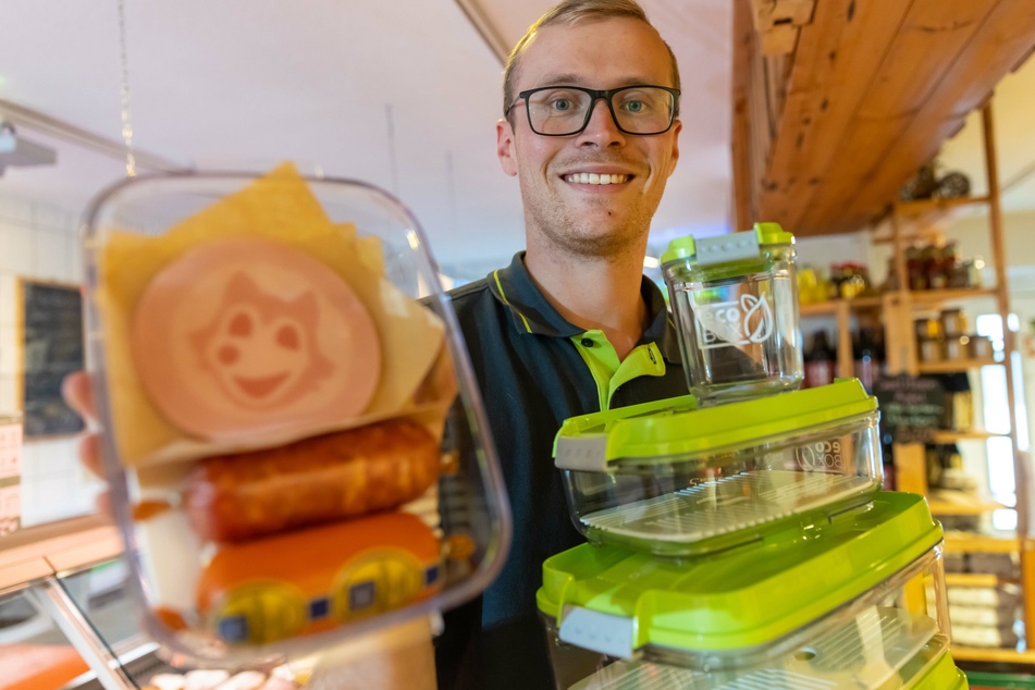 Landwirt Stefan Wunderlich (26) präsentiert die EcoBox.