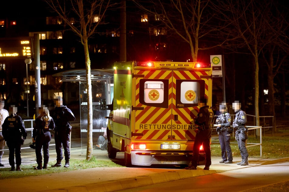 Rettungskräfte und Polizei rückten am Montagabend zur Haltestelle "Südring" in Chemnitz aus. Hier kam es zu einer Pfefferspray-Attacke.