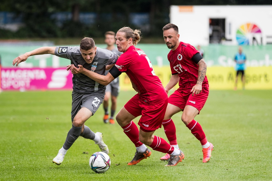 Marius Hauptmann (21, l.) setzt sich gegen den Kölner Daniel Buballa durch.