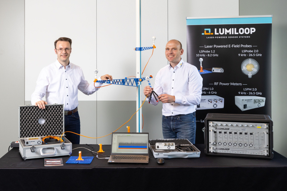 Samuel Hildebrandt (39, l.) und Eike Suthau (43), Geschäftsführer von Lumiloop, präsentieren stolz ihre Hochleistungs-Messgeräte.