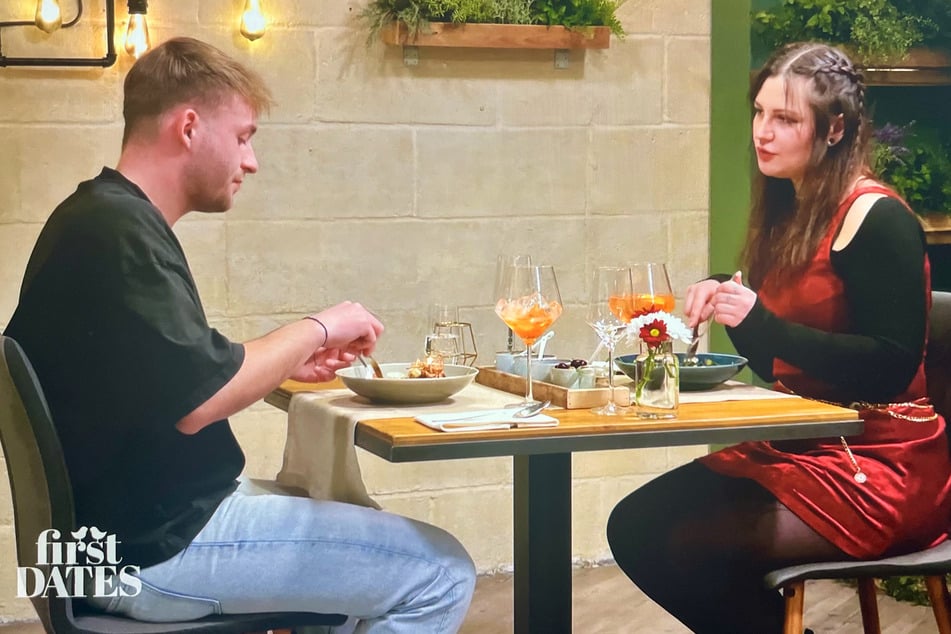 Bei Justus (25) und Anna (27) wird schnell klar, dass sie nicht ganz auf einer Wellenlänge liegen.