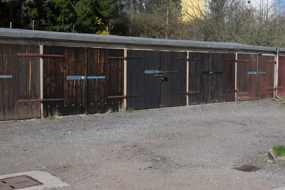 Die Gruppe prügelte auf den 33-Jährigen an einem Garagenkomplex ein. (Symbolfoto)