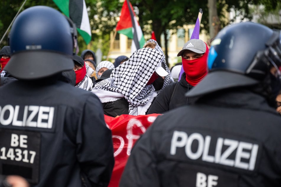 Die Demonstranten bewarfen die Polizisten mit Flaschen und Steinen.