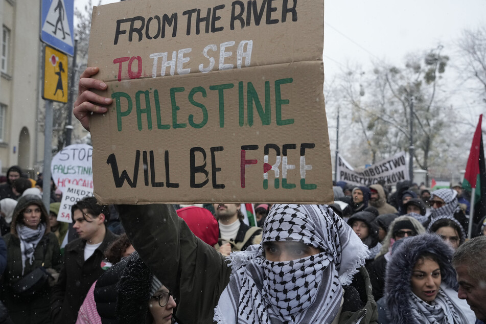 Mit "From the river to the sea, Palestine will be free" sei gemeint, dass es ein freies Palästina geben solle - auf einem Gebiet vom Fluss Jordan bis zum Mittelmeer.