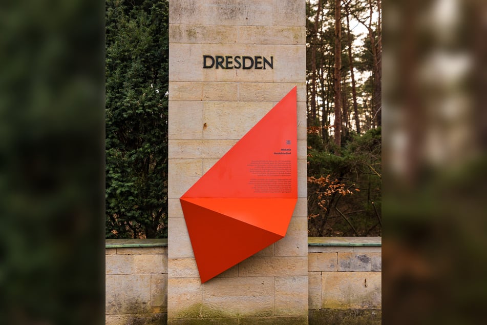 Mit seiner markanten Farbe springt einem die Dresdner Stele auf dem Heidefriedhof förmlich ins Gesicht.