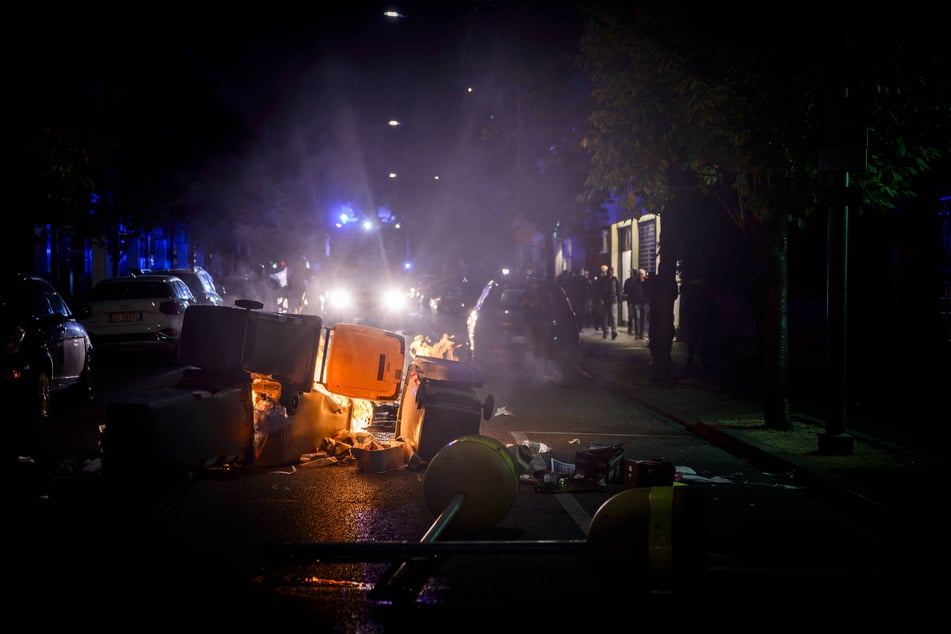 Die Straßen wurden teils verwüstet, Mülltonnen und Absperrgitter durch die Gegend geworfen und angezündet.