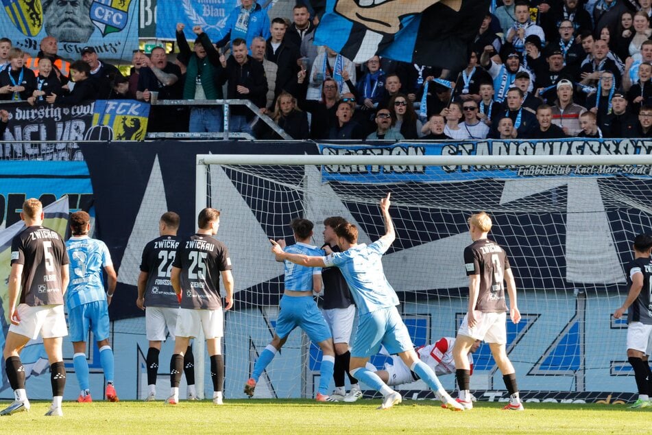 Felix Müller jubelt nach seinem Kopfballtor, das dem Chemnitzer FC im Derby gegen den FSV Zwickau den Sieg brachte.