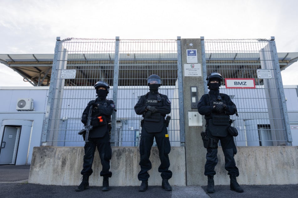 Schwer bewaffnete Sicherheitsleute schützten das Oberlandesgericht in Düsseldorf zum Prozessauftakt.