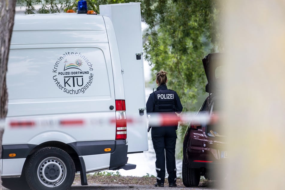 Einsatzkräfte der Mordkommission gehen nach dem Fund einer Frauenleiche den Ermittlungen nach.