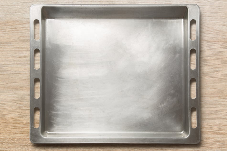 Damit Aluminium-Backbleche sauber werden, kann man sie mit Apfel- oder Zitronenschalen abreiben.