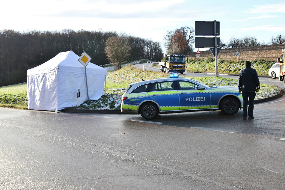 Polizisten haben sich am Leichenfundort in Burgstetten eingefunden.