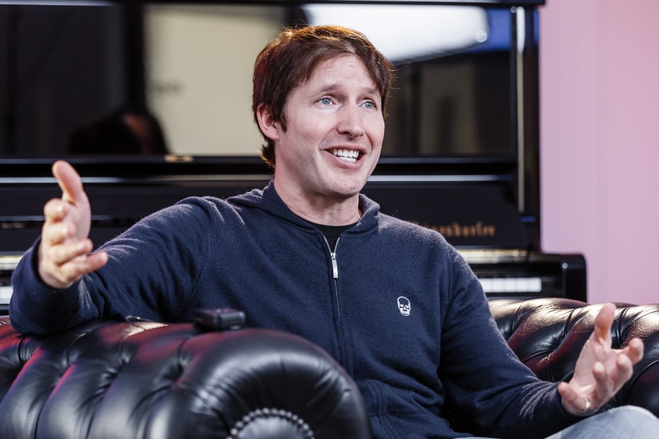 James Blunt (50) lässt seine Fans entscheiden, wie er zukünftig heißen könnte.