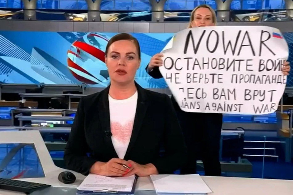 Marina Owssjannikowa (43, r.) löste mit der Aktion eine Welle der Anerkennung aus.
