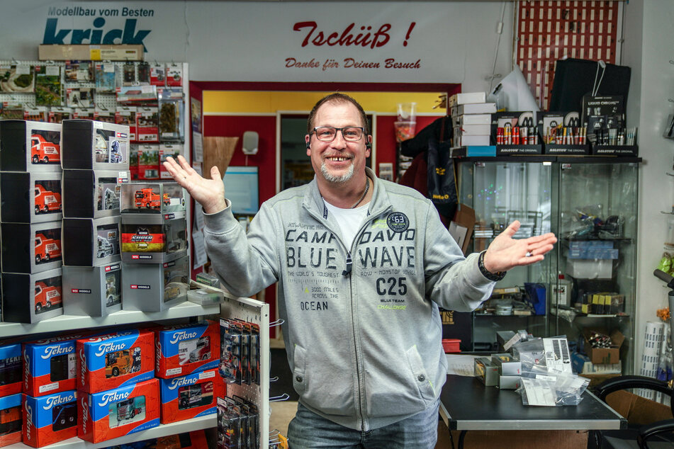 Sven Städtler-Eisebith (52) in seinem Modell-Leben-Shop in Heidenau.