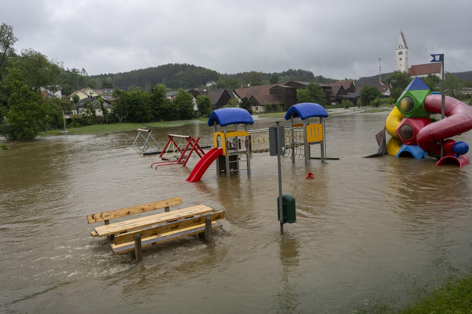 In Kirchhaslach wurde ein Spielplatz vom Haselbach überflutet.