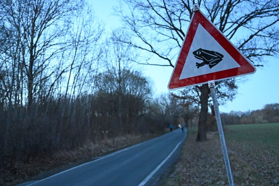 Warnschilder machen an Straßen auf die wandernden Amphibien aufmerksam.