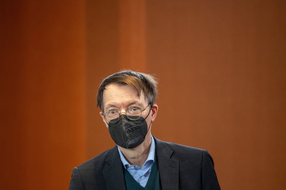 Bundesgesundheitsminister Karl Lauterbach (59, SPD) wirbt für das freiwillige Tragen einer Maske.