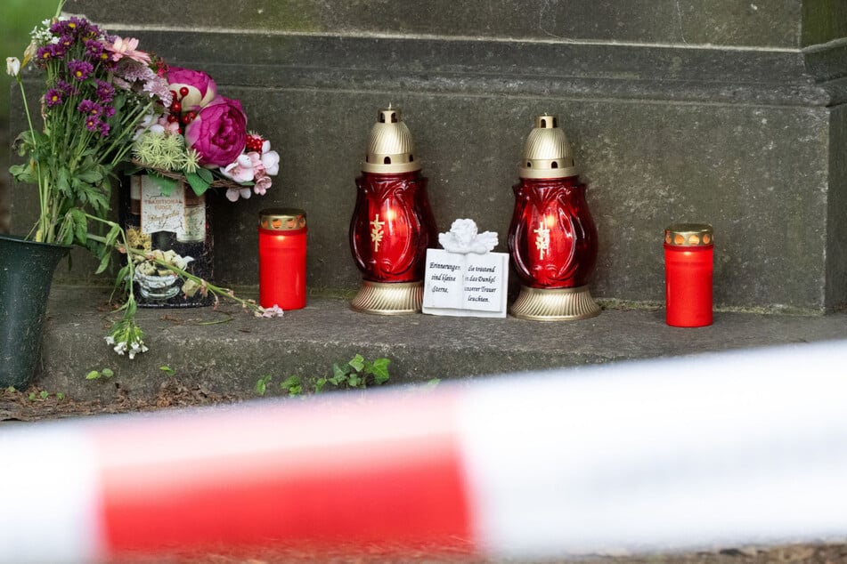 Kerzen erinnern am Unglücksort an die Todesopfer.