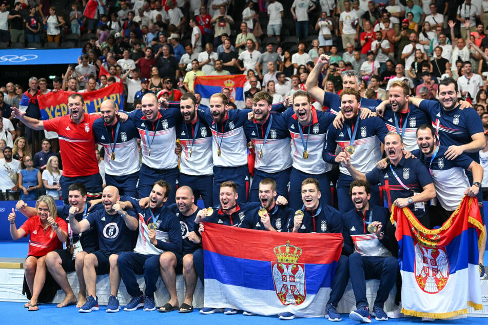 Riesige Freude! Serbiens Wasserballer jubeln über die Goldmedaille.