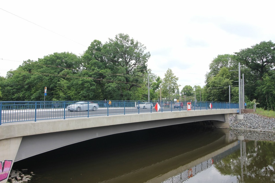 Seit Donnerstagnachmittag herrscht nach knapp zwei Jahren wieder freie Fahrt auf der neuen Plagwitzer Brücke.