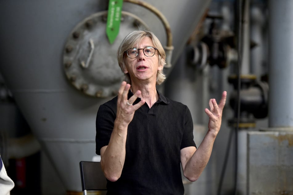 "Begehungen"-Sprecher Lars Neuenfeld (54) in der Halle auf dem Gelände des Heizkraftwerks Nord, die vergangenen Sommer zum Festivalgelände wurde.