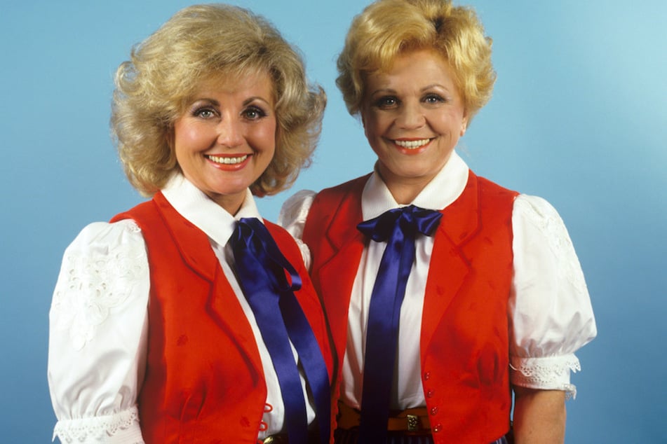 Die Volksmusiksängerinnen Margot (l.) und Maria Hellwig, aufgenommen im September 1987. Viel Mitsprache hatte das Duo bei ihrer Liederwahl nicht. (Archivbild)