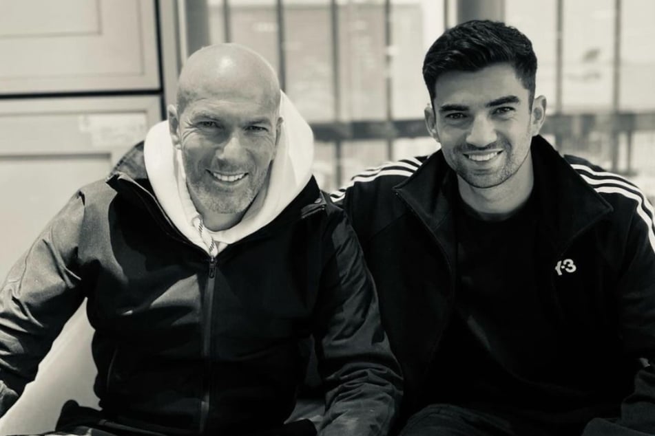 Zinédine Zidane (52 años, izq.), leyenda del fútbol francés y héroe nacional, con su hijo Enzo (29 años).