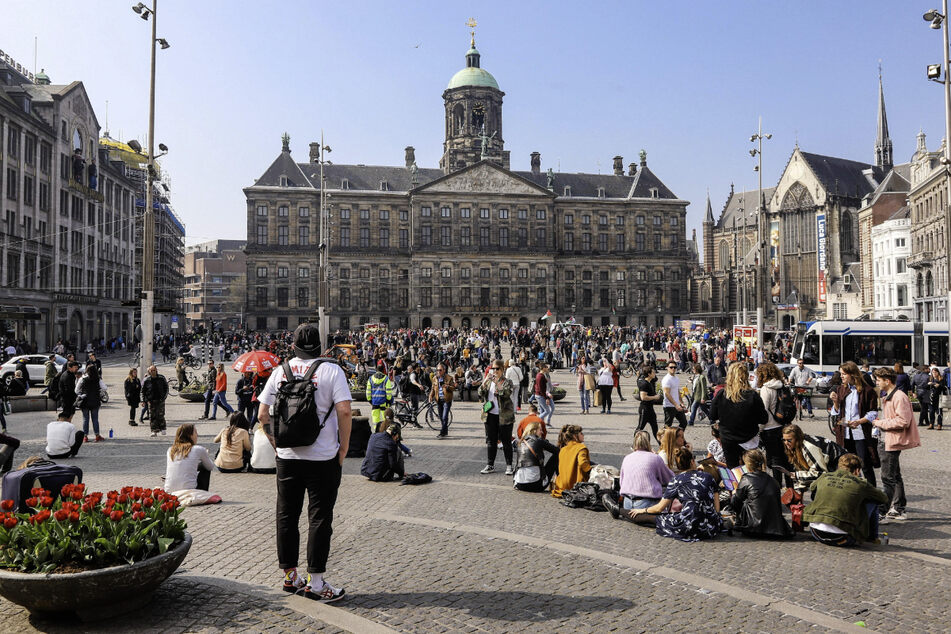 Mit dem "Dam" wurde der Grundstein Amsterdams gelegt. Auch heute ist der belebte Platz mit dem Königspalast das Zentrum der Stadt.
