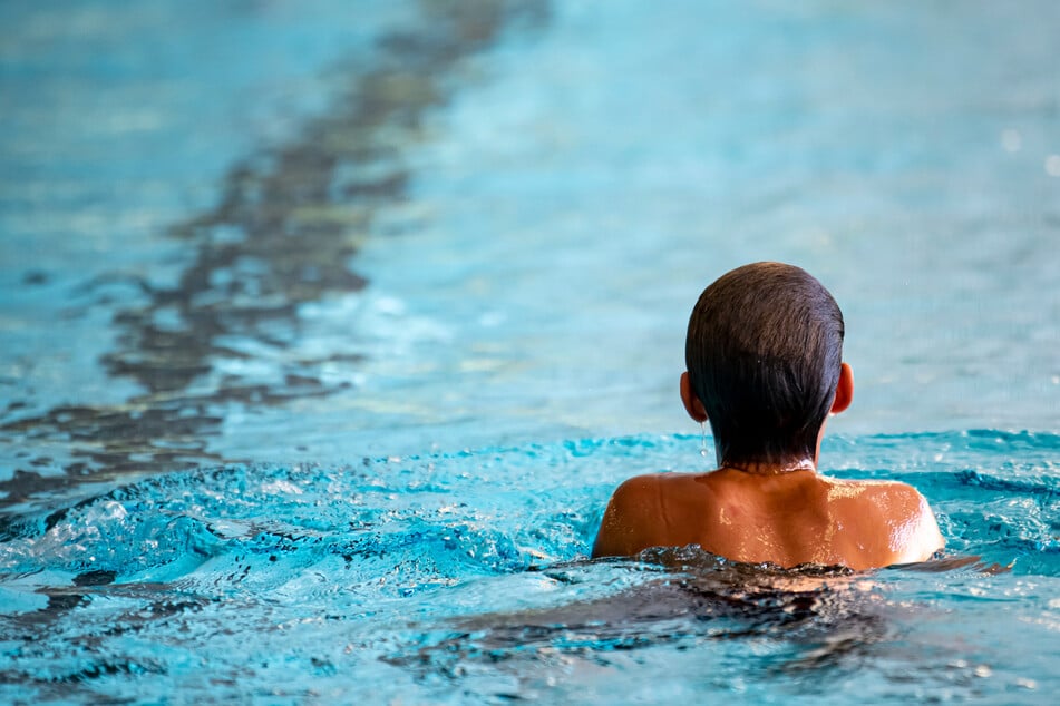 Durch die Streichung des Schwimmunterrichts für über 30 weiterführende Schulen sollten circa 100.000 Euro eingespart werden. Der Unterricht für Grundschüler stand dabei nie zur Debatte. (Symbolbild)