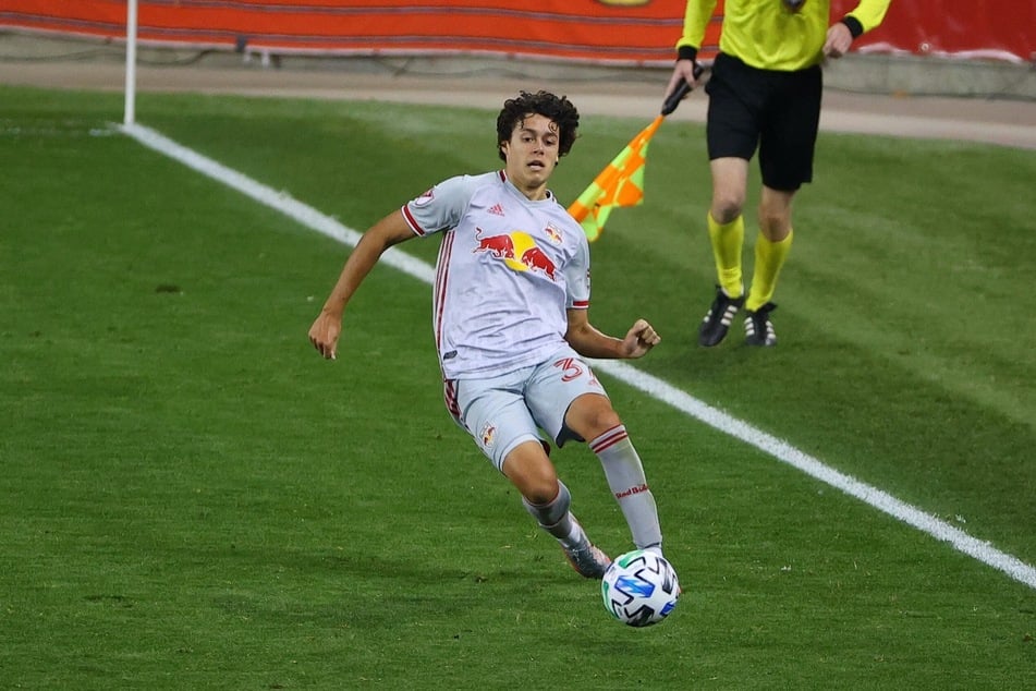 Aktuell dribbelt Caden Clark noch bei den New York Red Bulls. Ab Januar nächsten Jahres soll er dann für Leipzig Tore schießen.