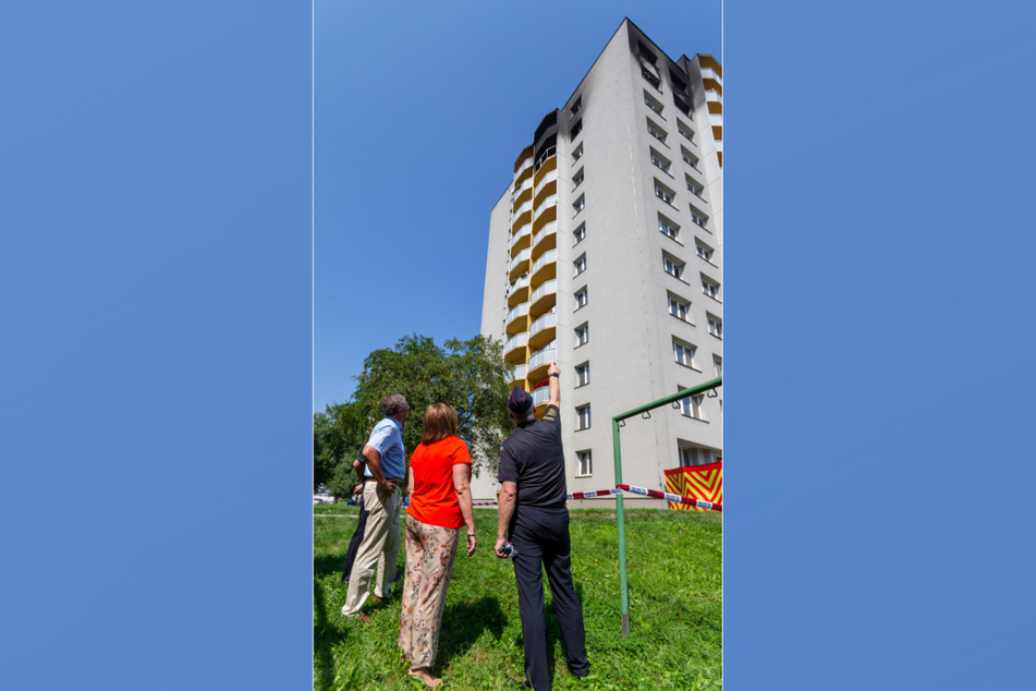 Ivo Vondrak, Gouverneur des Mährisch-Schlesischen Bezirks, Alena Schillerova, Finanzministerin, und Vladimír Vlèek, Chef der ungarisch-deutschen Feuerwehr Vladimír Vlèek, inspizierten den Brandschaden an dem Hochhaus.