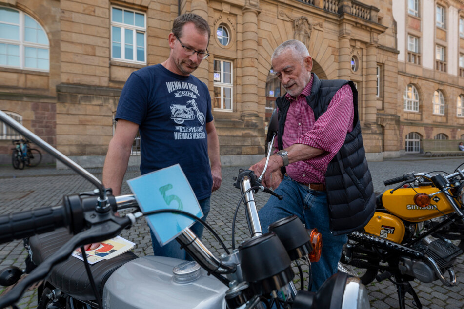 Gewinner Thomas Zimmer (50, l.) und Clauss Dietel (86) fachsimpeln über Simson.