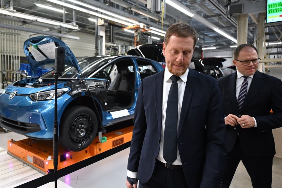 Michael Kretschmer (50, CDU, l.) und Carsten Schneider (49, SPD) besuchten am Montag Zwickau.