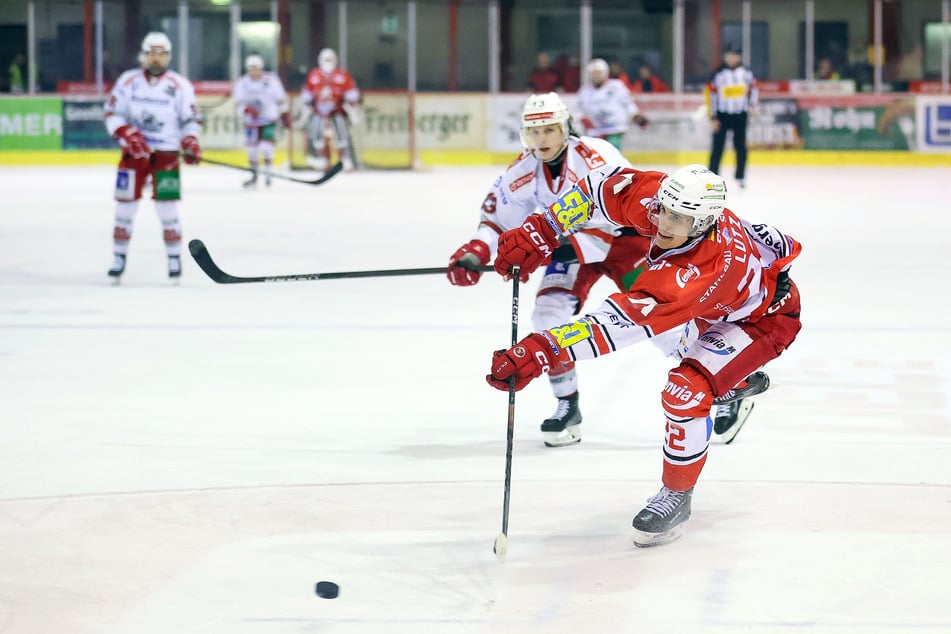 Tim Lutz (24, r.) im Play-Down gegen die Eisbären Regensburg.