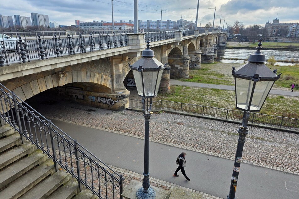 An der Albertbrücke soll er eine Frau brutal vergewaltigt haben.