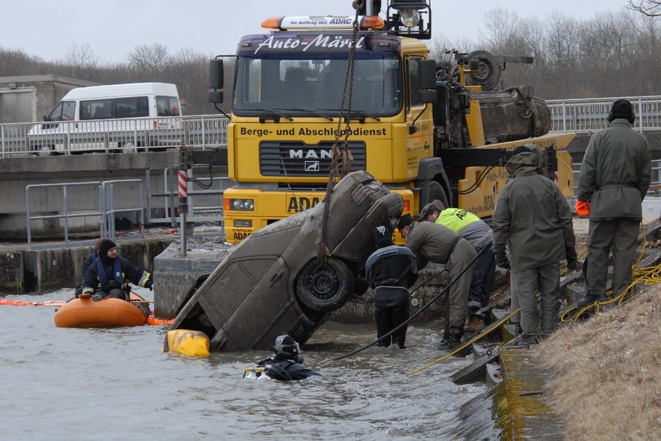 Das Fahrzeug war zuvor aus der Donau gefischt worden. (Archivbild)