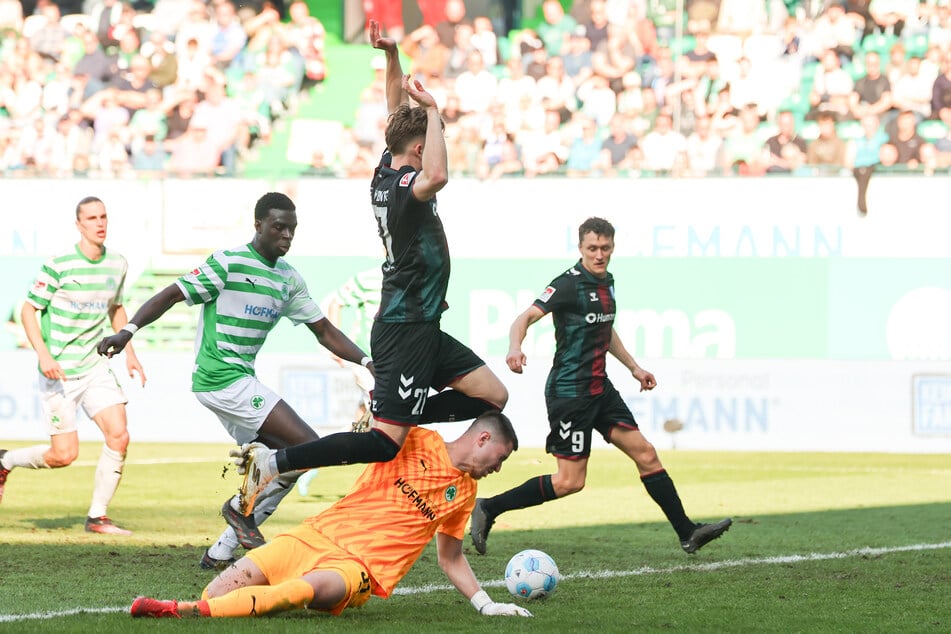 Lennart Grill (unten) hat gerade erst ein kurzes Karriere-Intermezzo in Fürth hinter sich.
