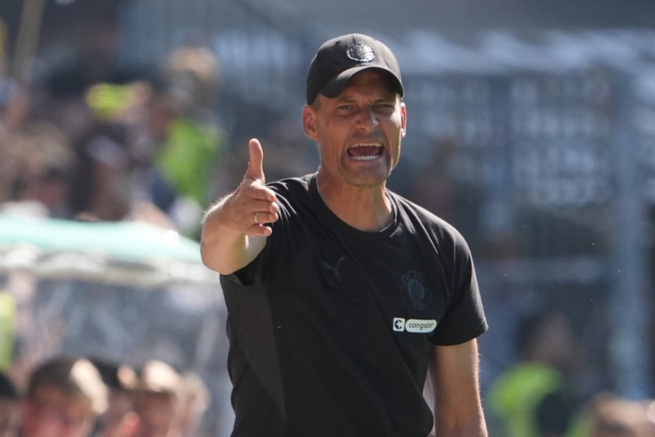 St.-Pauli-Cheftrainer Alexander Blessin (52) geht mit mutigen Zielen in die neue Bundesliga-Saison.
